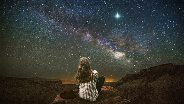 Einzigartigkeit-und-Einsamkeit-Frau-betrachtet-alleine-Sterne